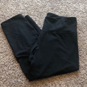 Black Old navy active high waist crops